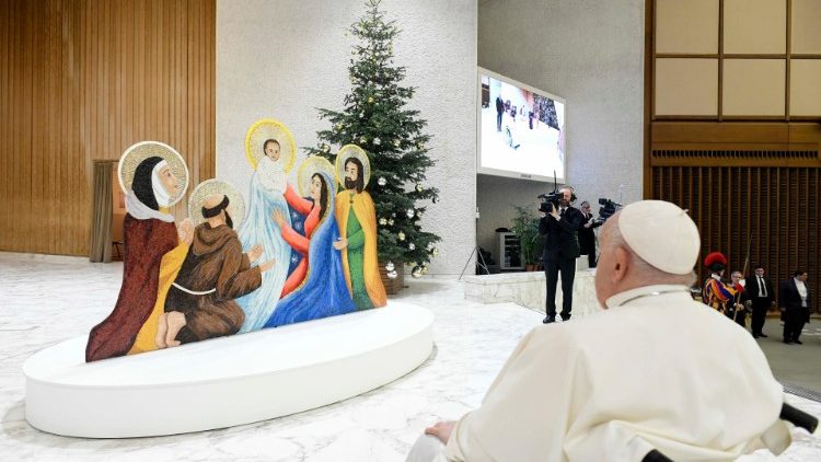 代表團在聖彼得廣場贈送方濟各（右）耶穌降生場景和聖誕樹禮物。（圖／Vatican Media）